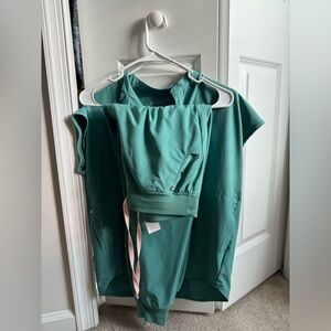 Figs hydrogreen scrub set. Rafaela top XS, Zamora joggers size m/p